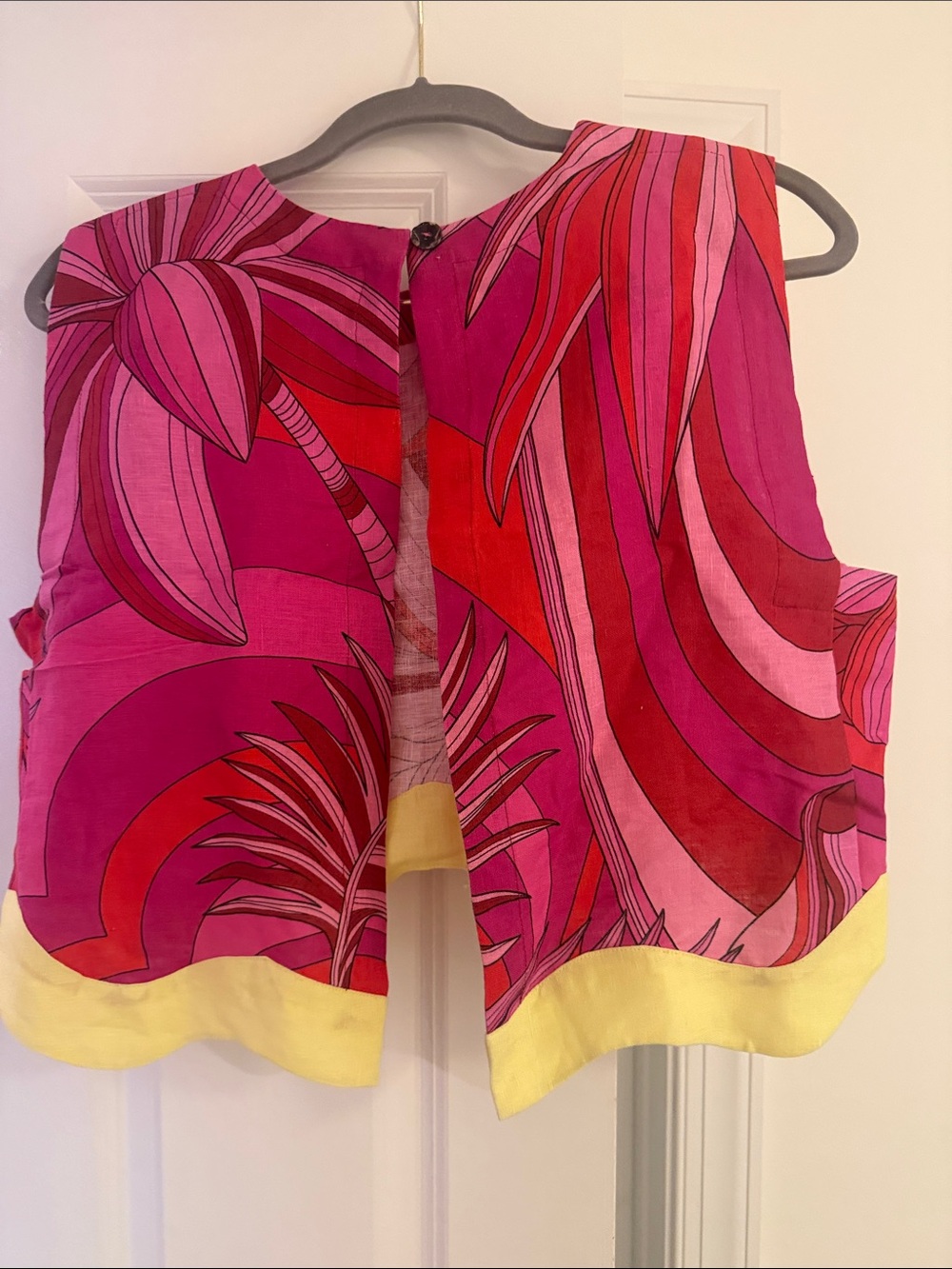 NWT FARM Rio Pink and Red Floral Crop Top with Yellow Scallop Hem Sz M - Picture 3 of 3